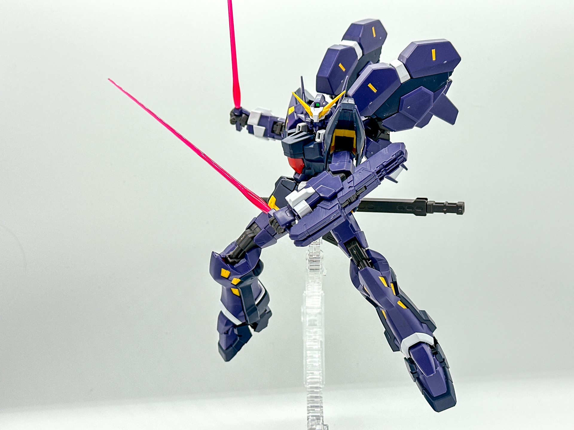 ビームソードを構えてみました。ビームソードのグリップはリアアーマーに格納されています。