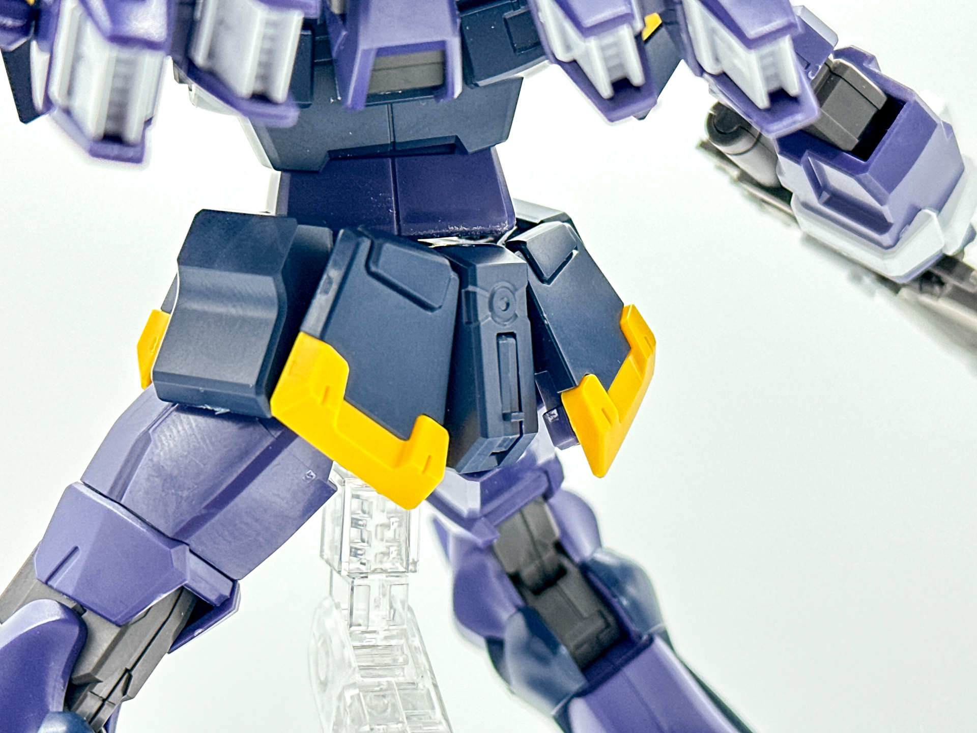 リアアーマーはフロントアーマーと同様に左右で独立可動が可能です。