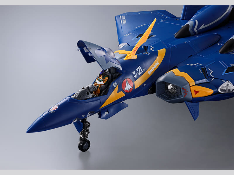 キャノピーが開閉可能。コックピットに着座する「ガルド・ゴア・ボーマン」のフィギュアが付属する