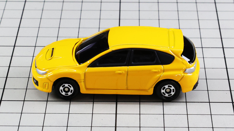 サイド：4ドアで伸びやかさもありながら丸み感じるスタイリング