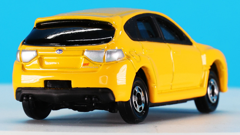 リアには“STI”の赤バッジをプリント！