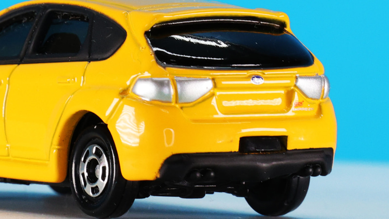 リアウインドウは塗装で再現、コンビランプはシルバーで塗装されますが見る角度で周囲の色を拾います