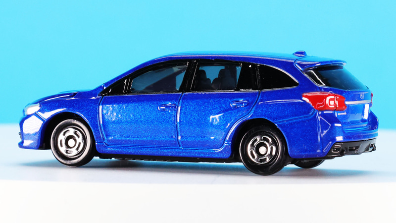 ルーフの低さが際立ちます