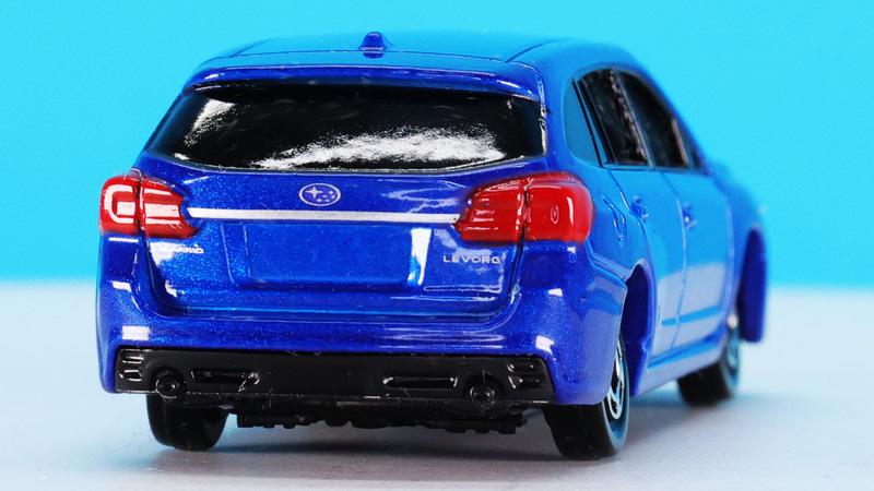 リアウインドウはブラックの塗装、コンビランプはレッドの塗装で再現されます