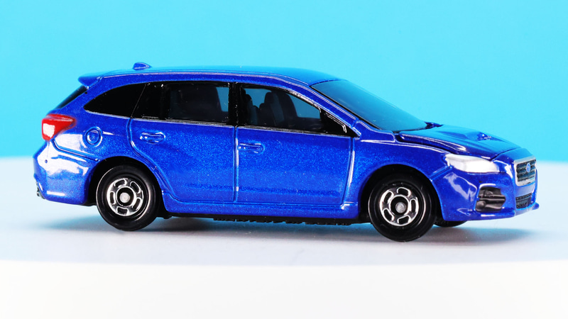 フロントからリアへのラインの低さ、平坦さが際立ちます