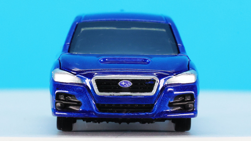 フロントのスバル六連星ロゴはプリント、周囲を囲むシルバーの枠、ヘッドライトはシルバーの塗装で再現されます