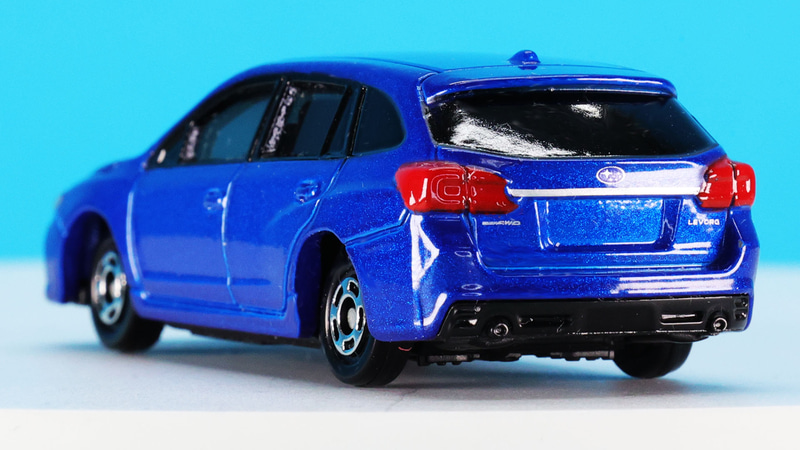 リアにはスバルロゴ、“SYMMETRICAL AWD”、“LEVORG”それぞれをプリントで再現、コンビランプをつなぐシルバーの加飾は塗装で再現です