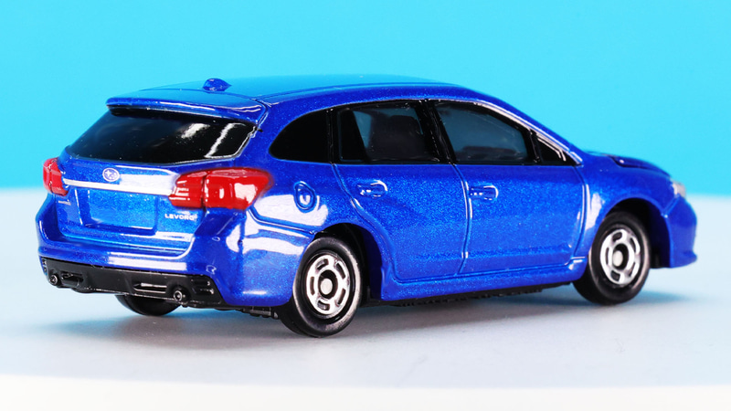 低く、伸びやかなスタイルはリアから見ても感じられます