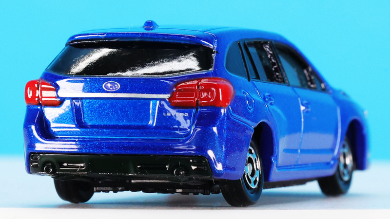 レヴォーグもスバルの顔を体現するようにボンネット上にエアインテイクを持っています