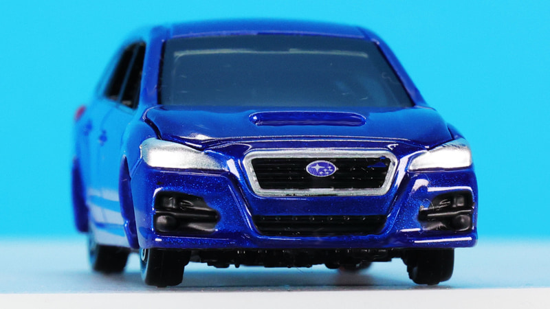 レヴォーグもスバルの顔を体現するようにボンネット上にエアインテイクを持っています