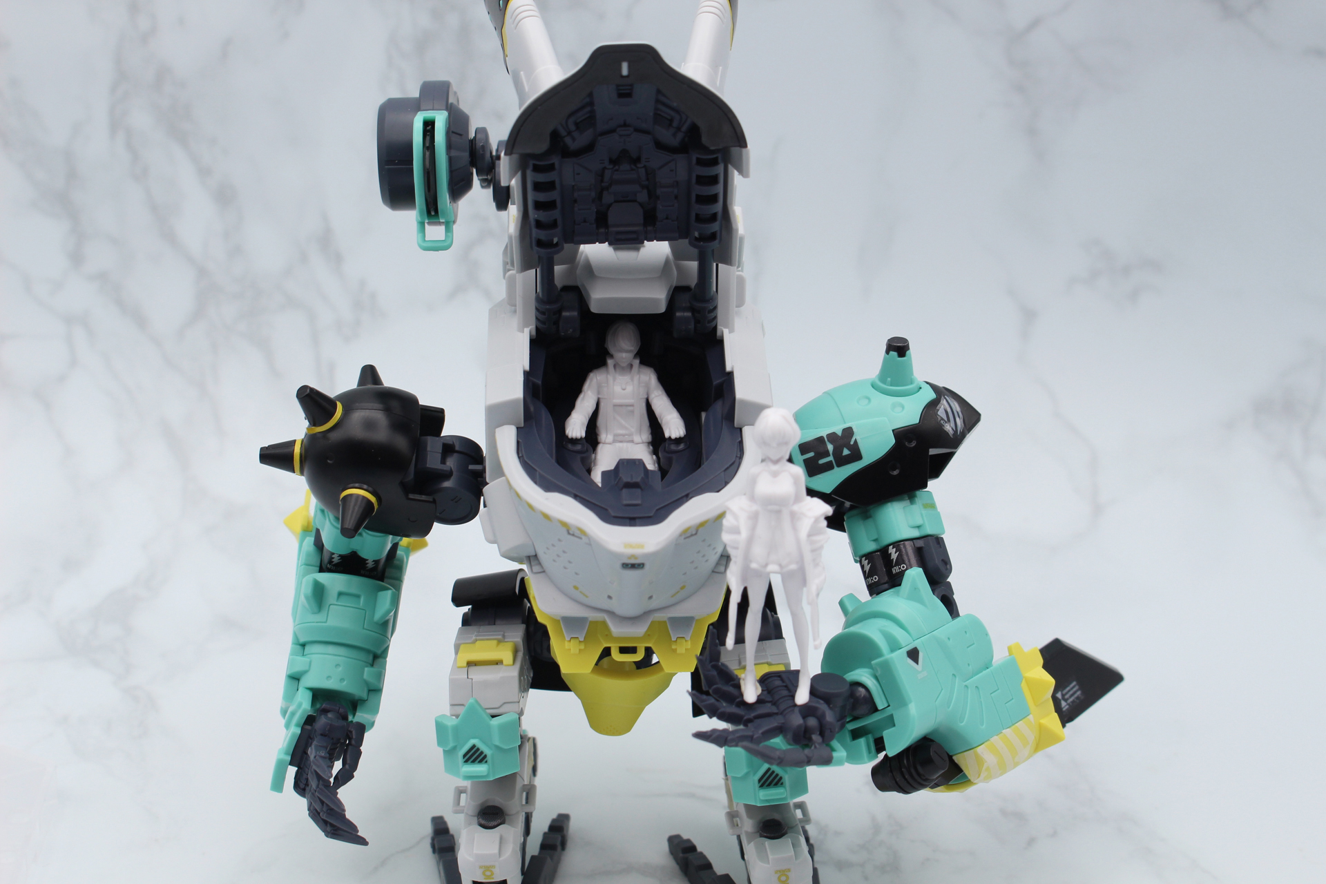 左腕のガミラントブレードは前方に180度展開。これを格好良く見せるポージングを楽しみたい。この機体の第2クールの活躍も期待大