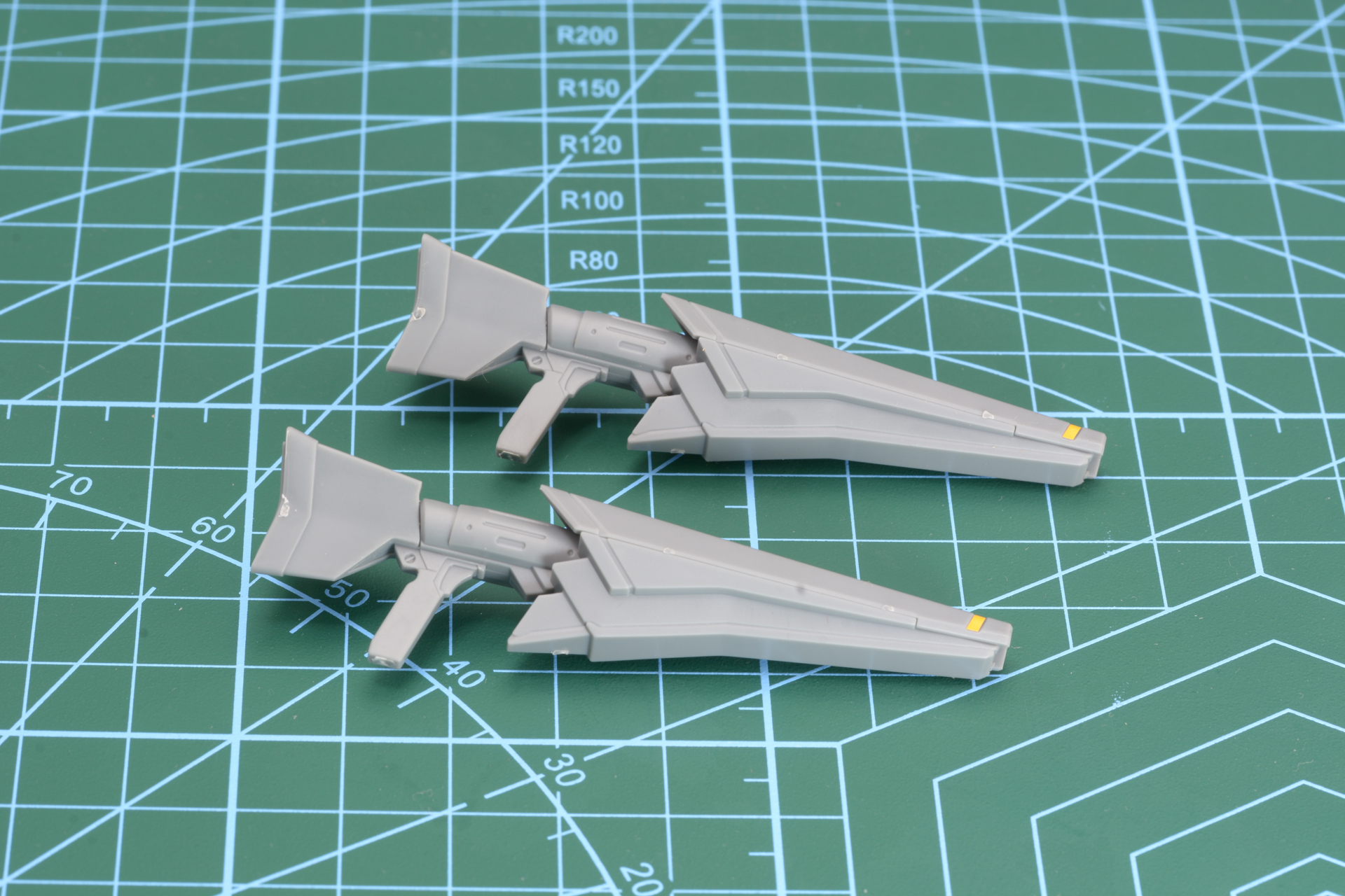 ガンポッドは2つ作る。懸架状態のものも用意されている