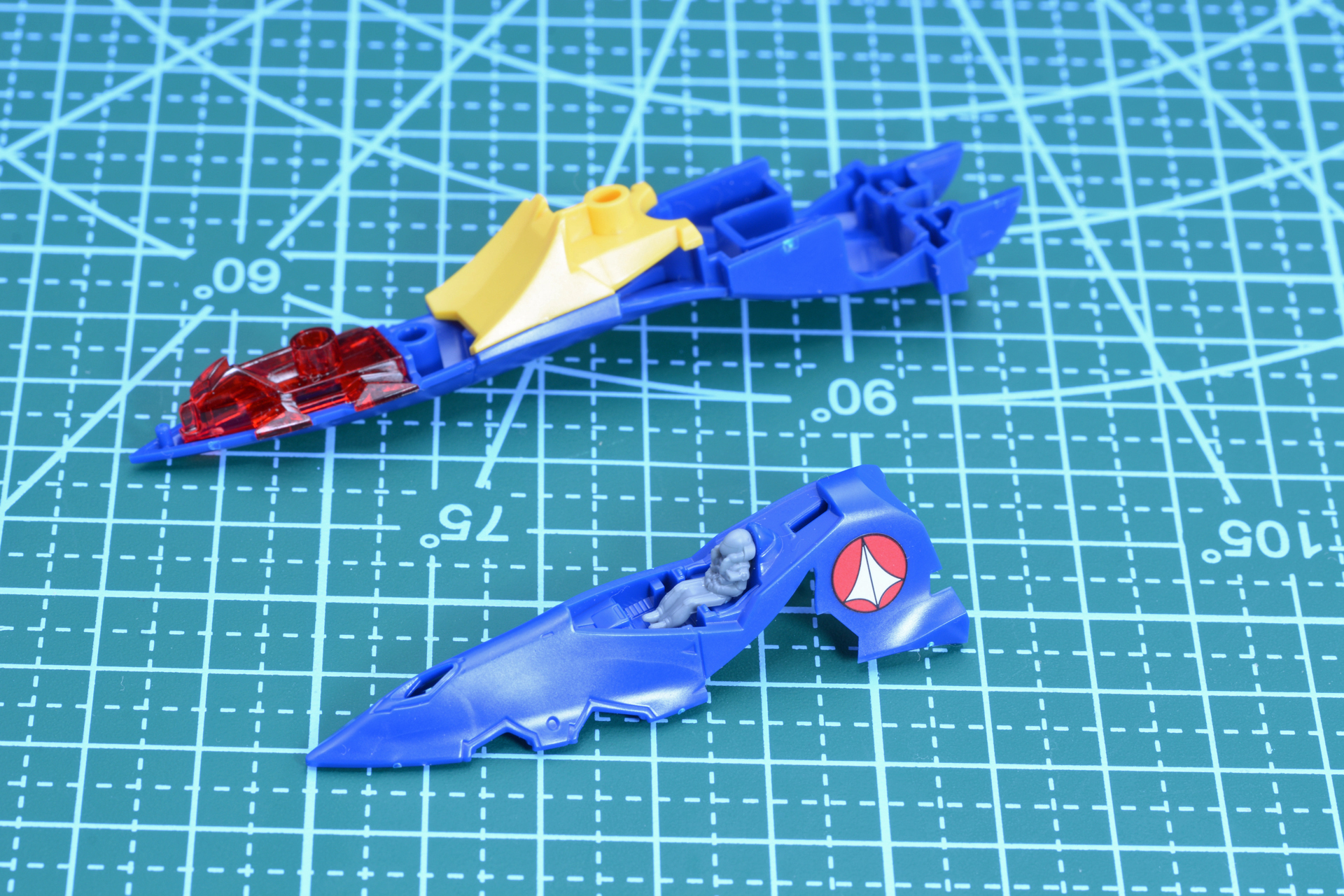 バトロイド形態より長い機首パーツ。色分けもしっかり行われている