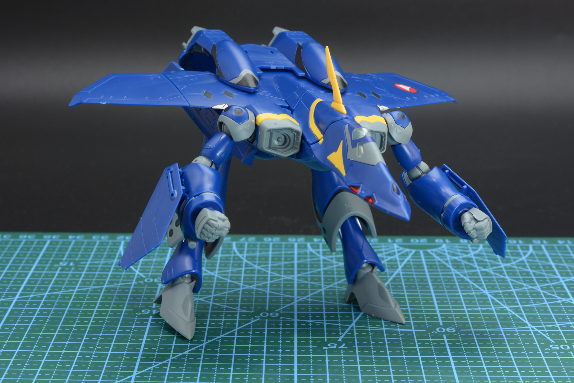 VFならではのガウォーク形態。次ページではファイター形態にしていく