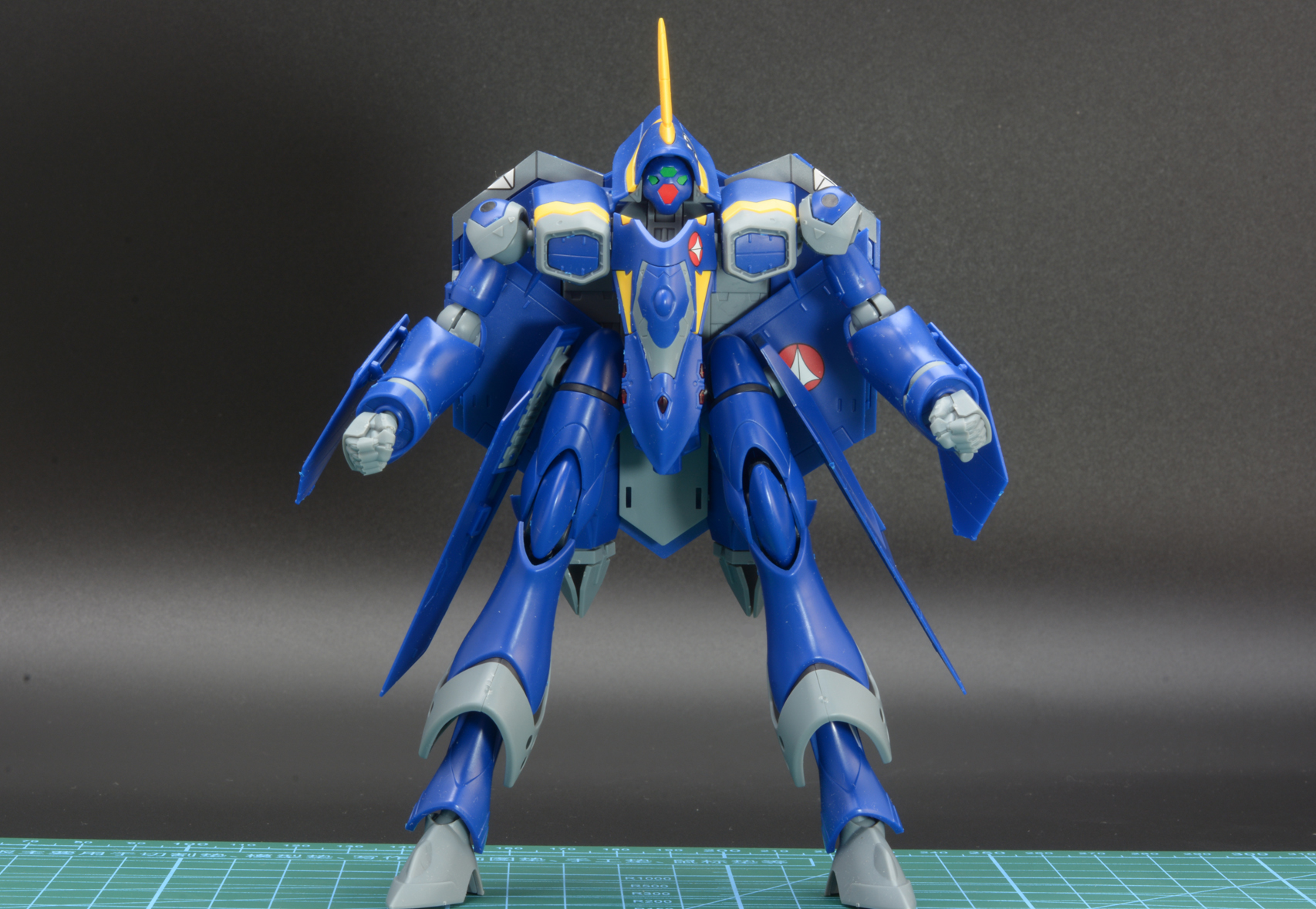 YF-21のバトロイド形態。かなり腰が高く足が長いプロポーションだ