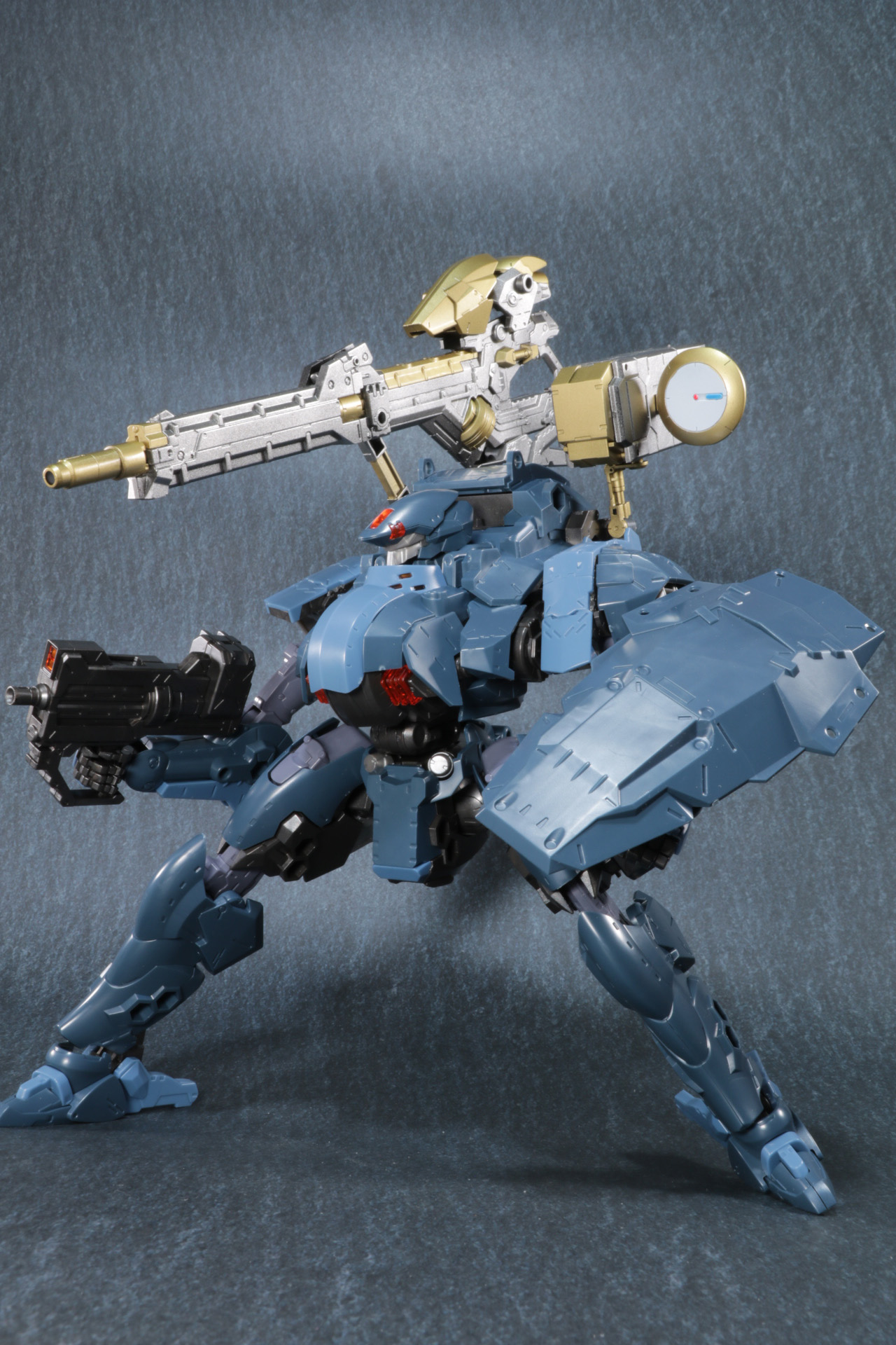 「ヘヴィウェポンユニット36 レーザーキャノン」と「ウェポンユニット36 ミサイル＆レドーム」を装備