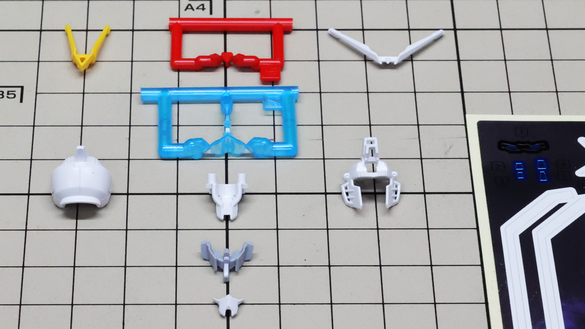 アンテナの基部の赤いパーツやツインアイを含むクリアーパーツが細かいのでランナーごと切り出しました