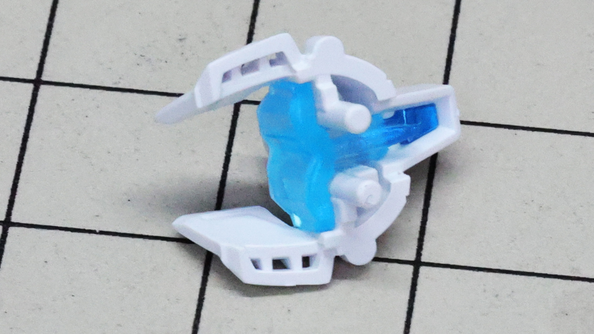 前部ヘルメット内側にツインアイ他を入れ込みます