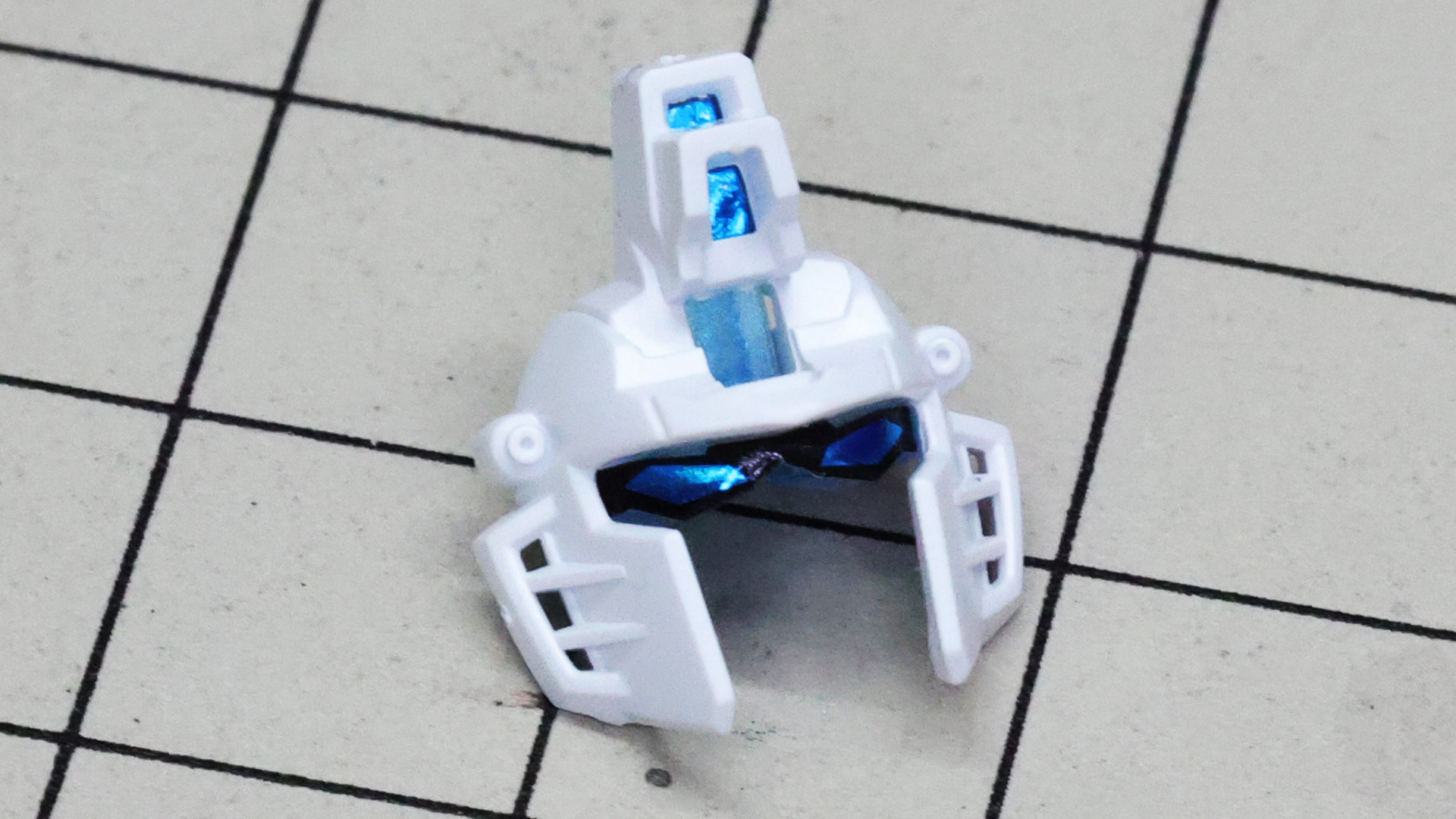 ヘルメット側にツインアイを取り付けるのはなかなか珍しい設計ですね。シールはしっかりセンター出ししておきましょう！