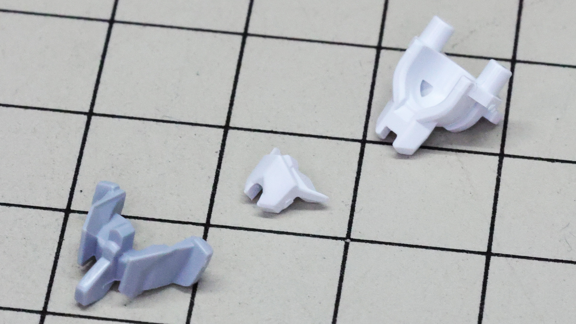 マスクやアゴを組んでいきますが、ここも細かな分割でカラーリングを再現しています。マス目は1cm四方です