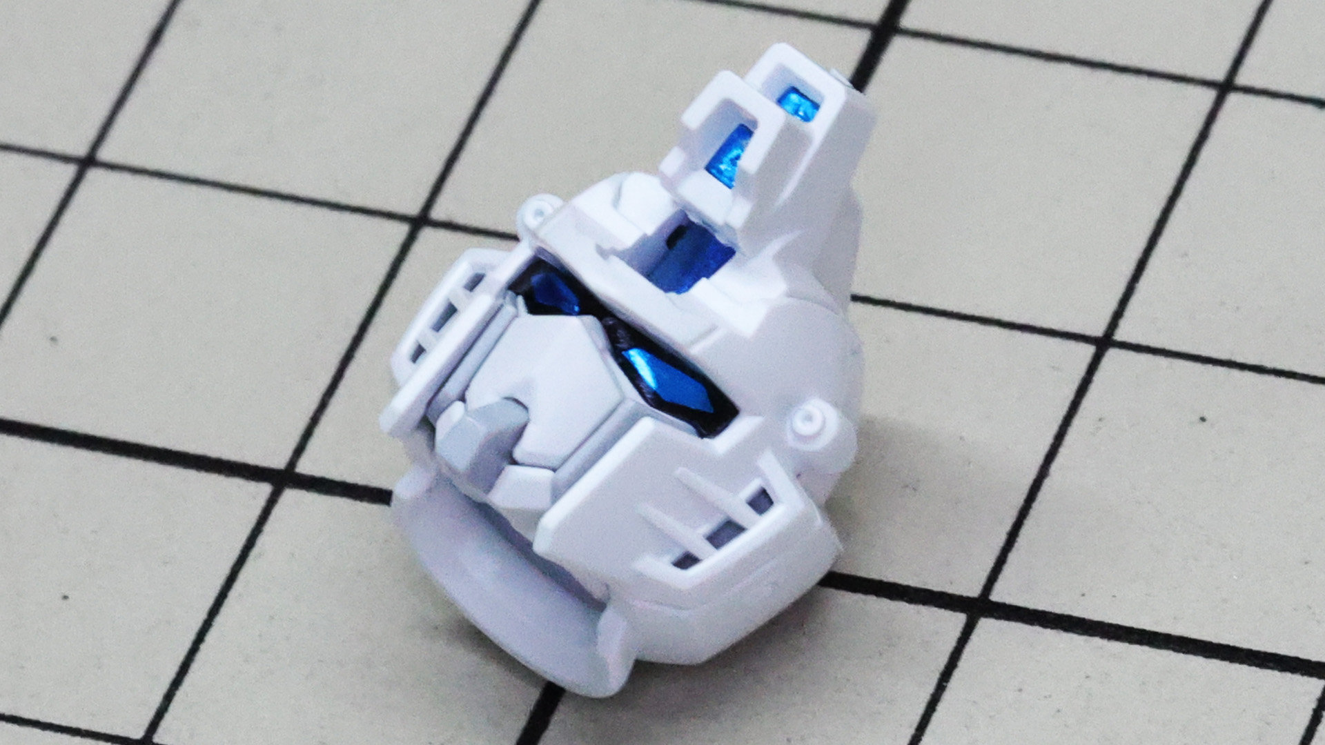 ヘルメットに組み込んでいきます