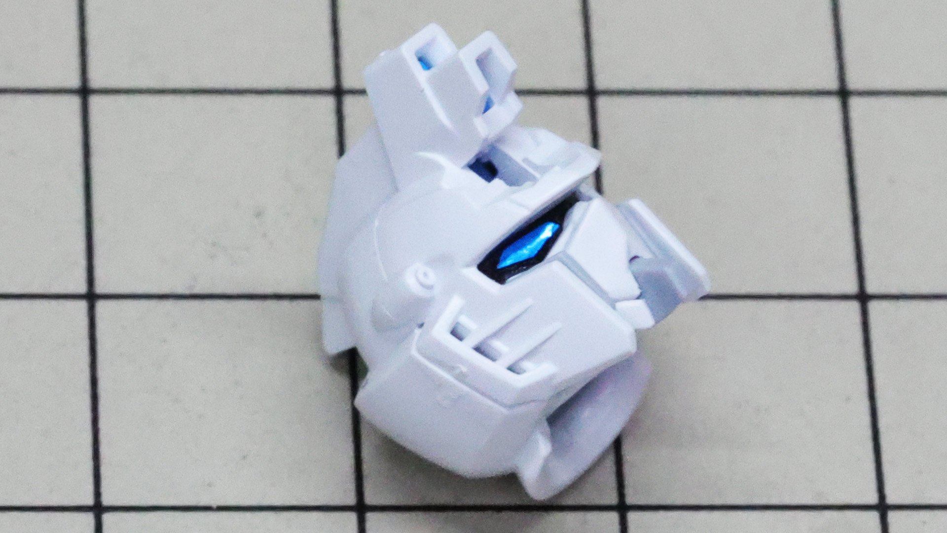 アンテナ基部の赤いパーツも成形色での再現です。小さなパーツなので慎重に扱います