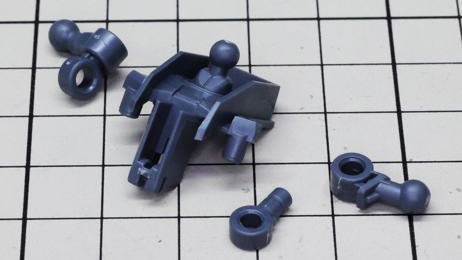 襟のパーツをコアに首と両肩の関節が接続されます