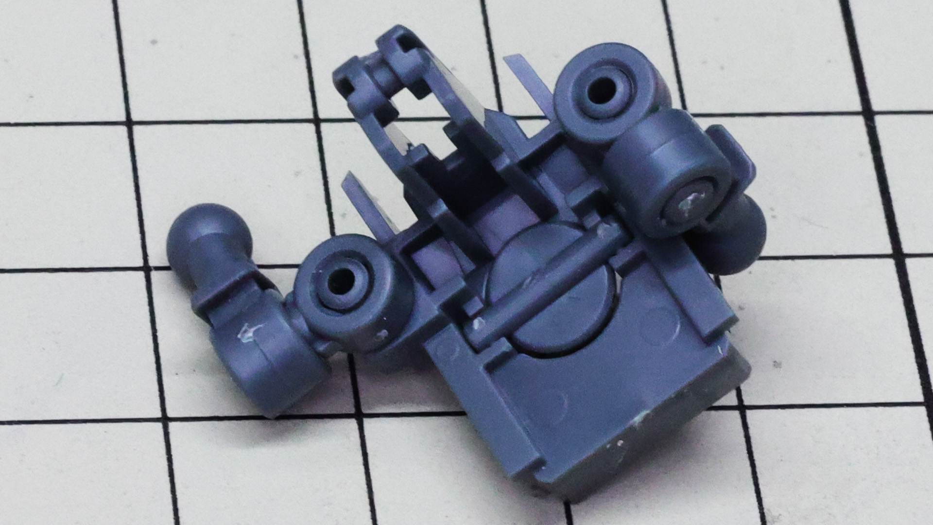 裏側から見ると肩関節の前方へのスイング機構を見ることができます