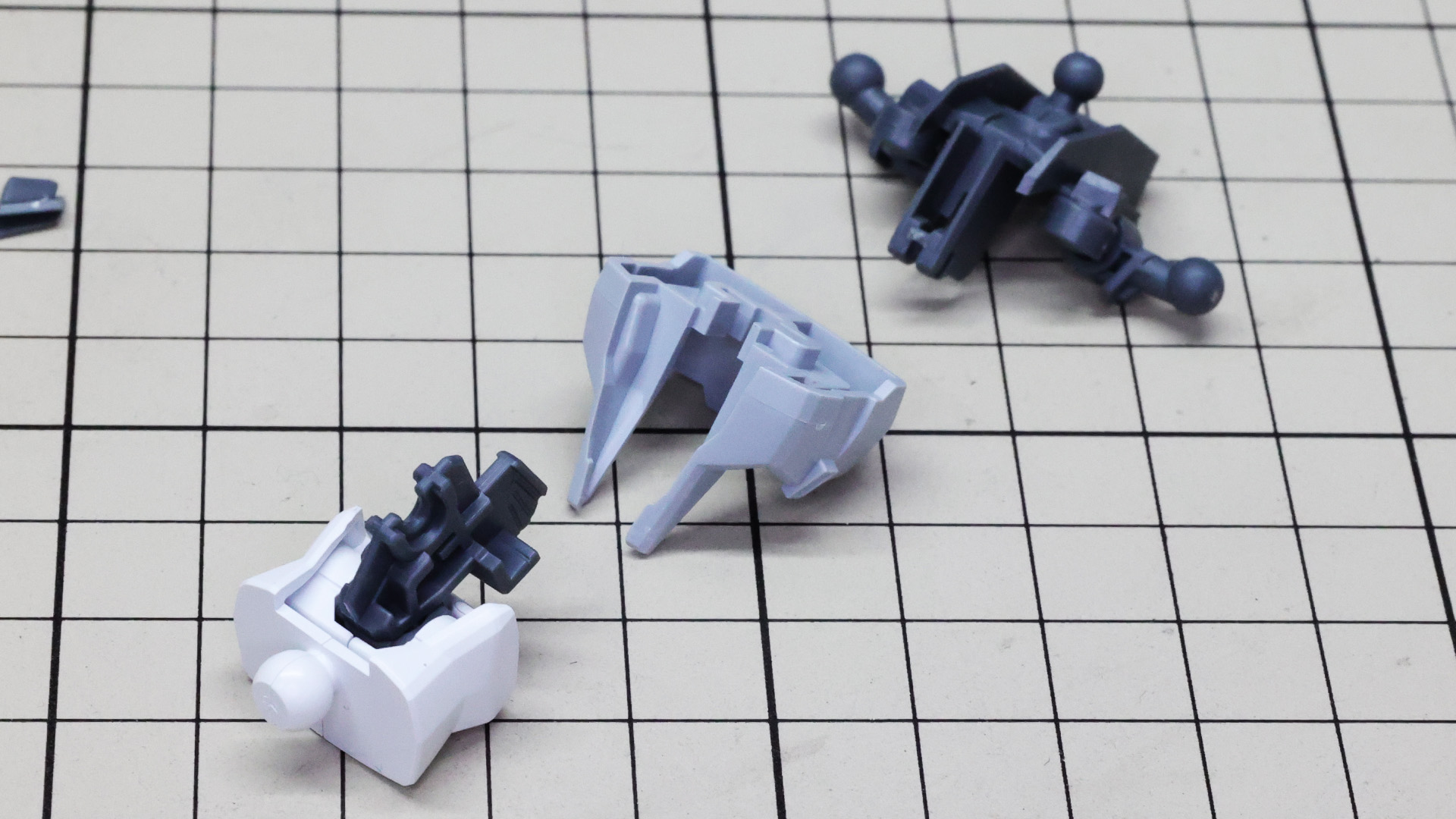 大きいジョイント軸を組付けて各要素をドッキングさせます