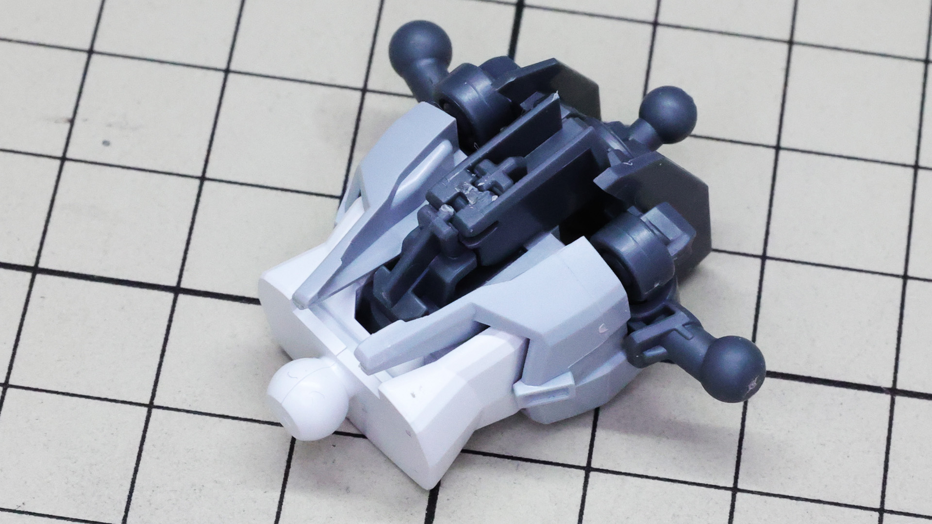 装甲パーツを組み付けていきます