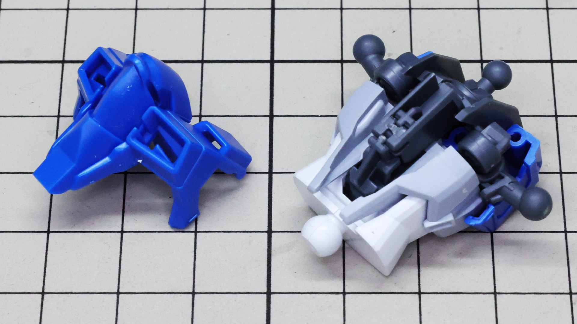 装甲パーツを組み付けていきます