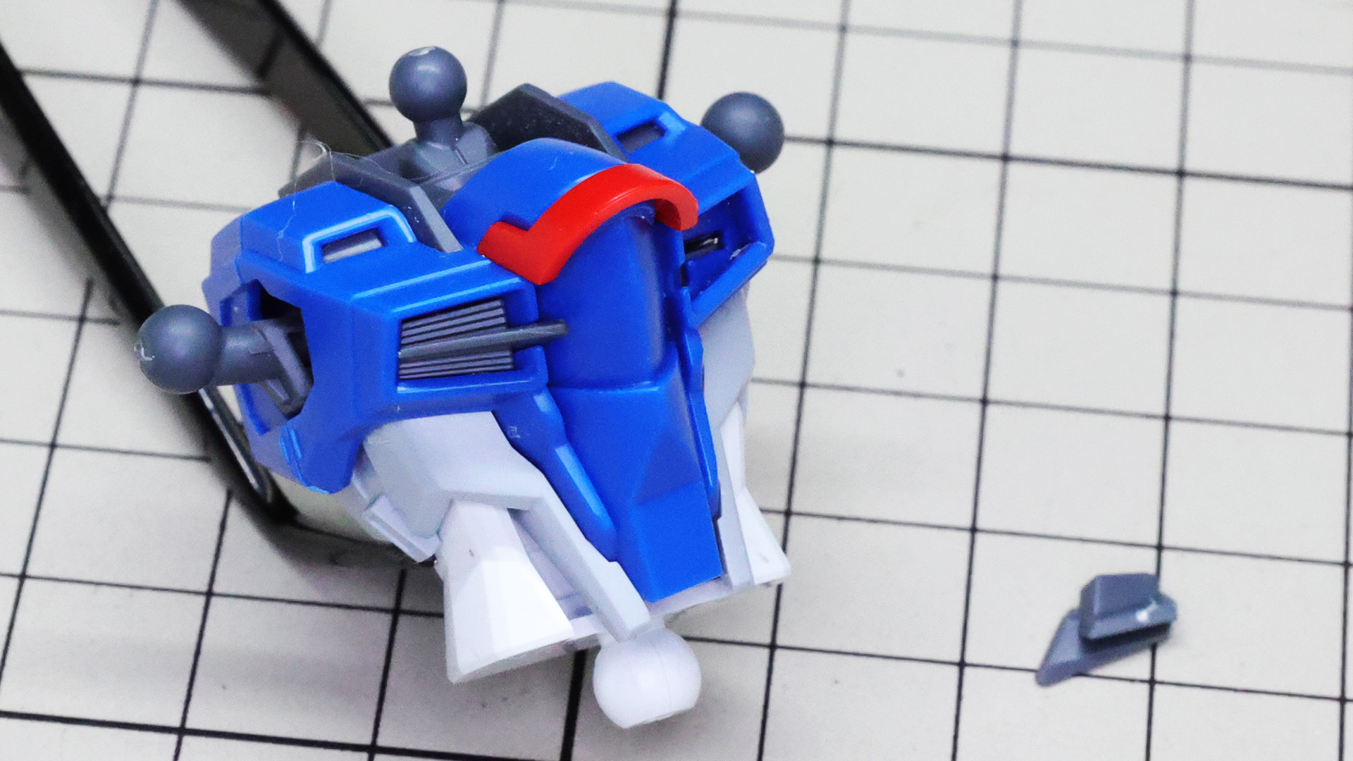 コクピットハッチの赤いパーツ、胸部ダクトのパーツを組付けます