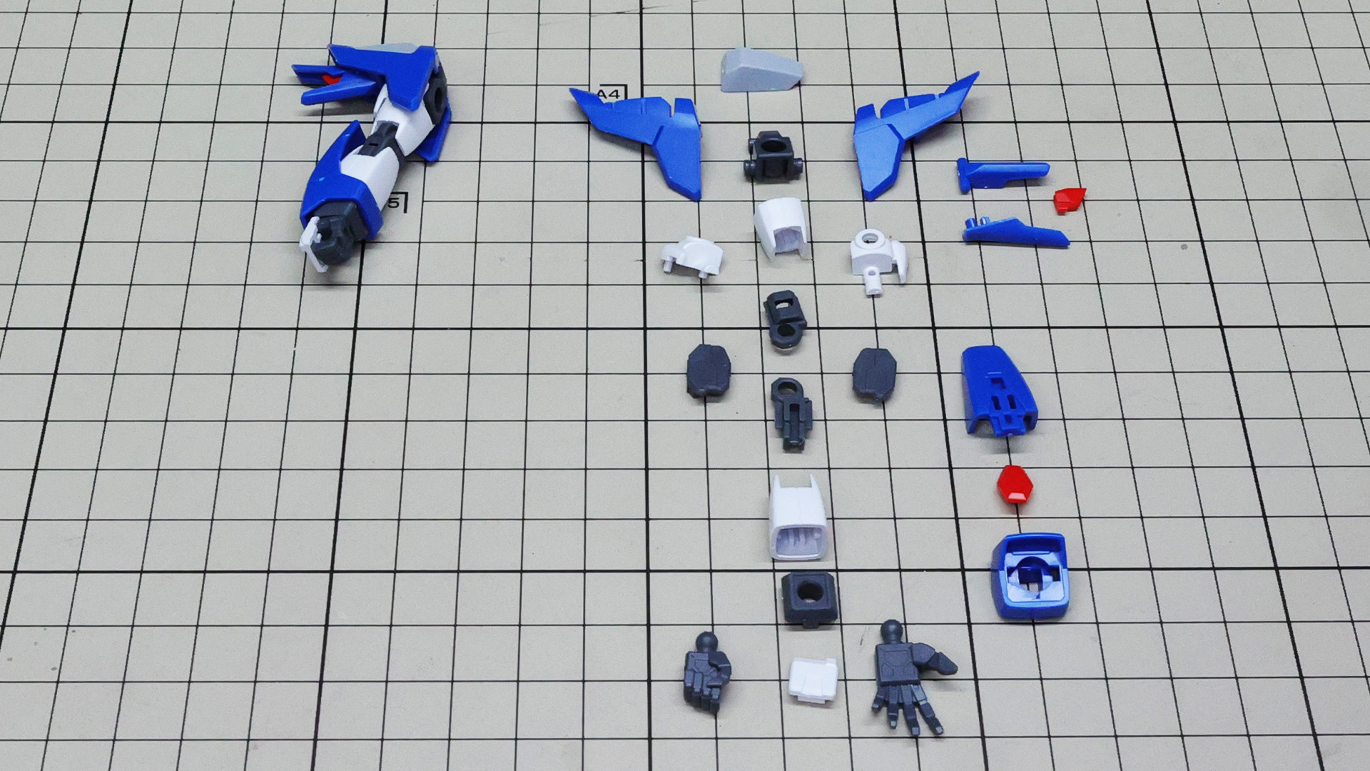 肘関節はメカフレームによる二重関節、カラーごとに分けられたパーツに注目です