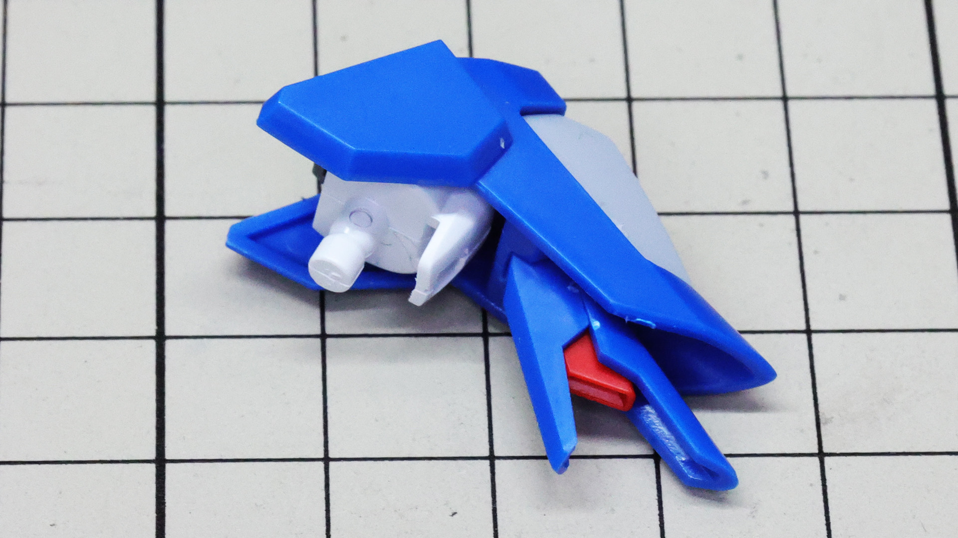 肩先のスラスターは若干上下可動させられます