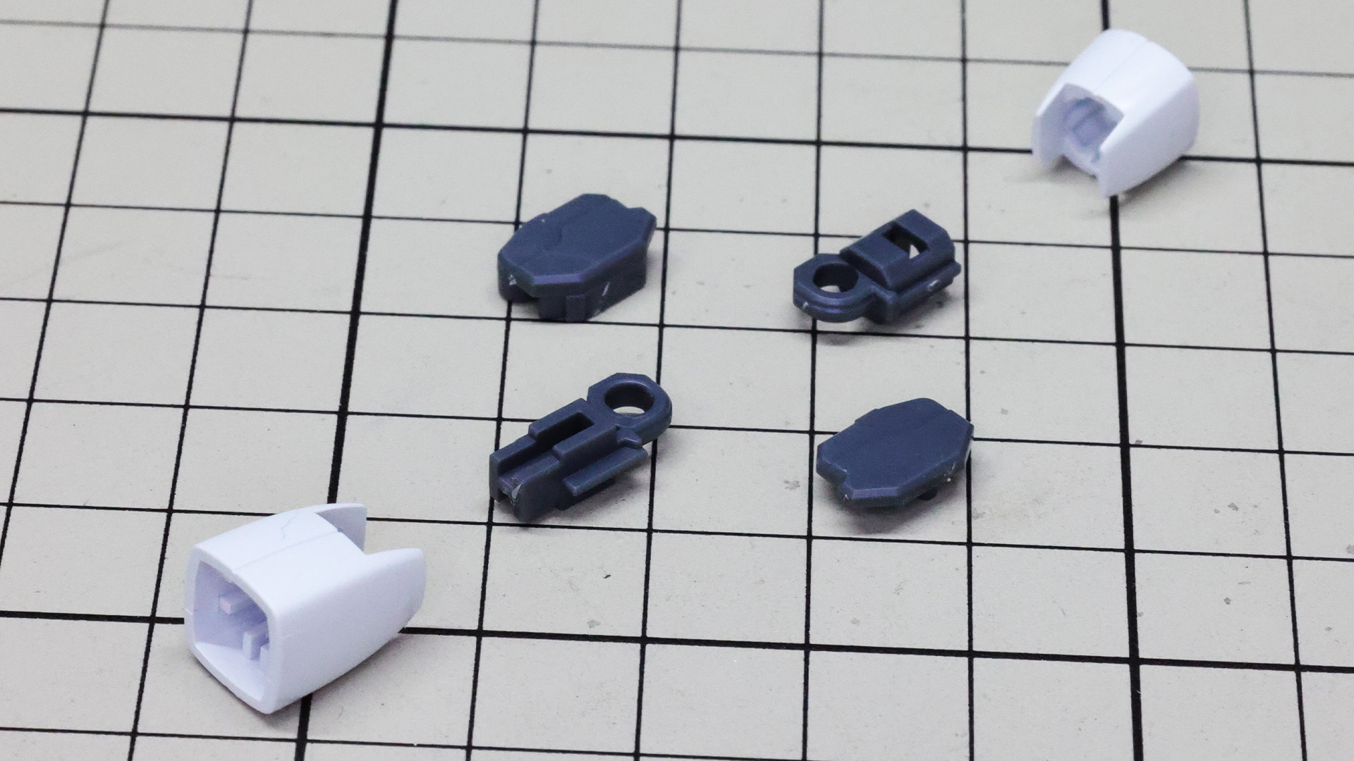 肘関節は上腕・前腕をメカフレームで挟み込む構造で二重関節を実現します