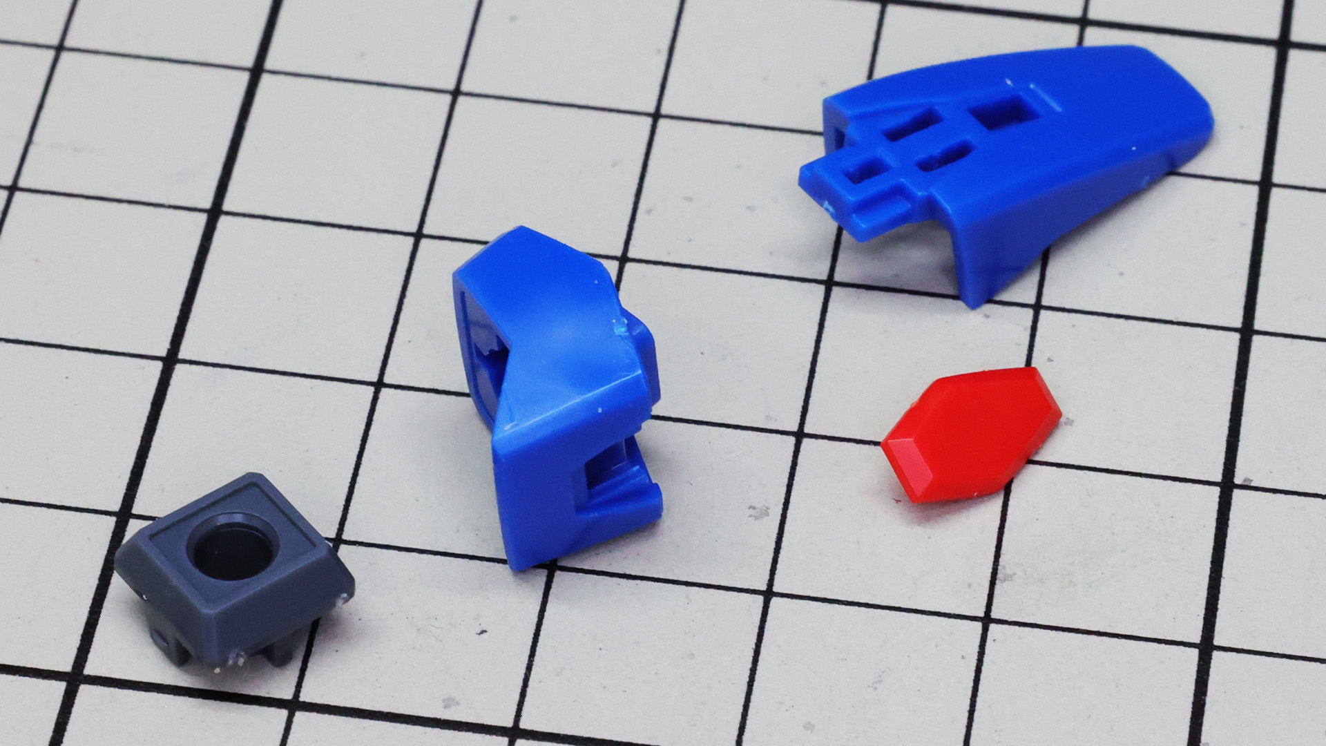 こちらは前腕の袖口のパーツです。ビームシールド基部の赤いパーツがあります