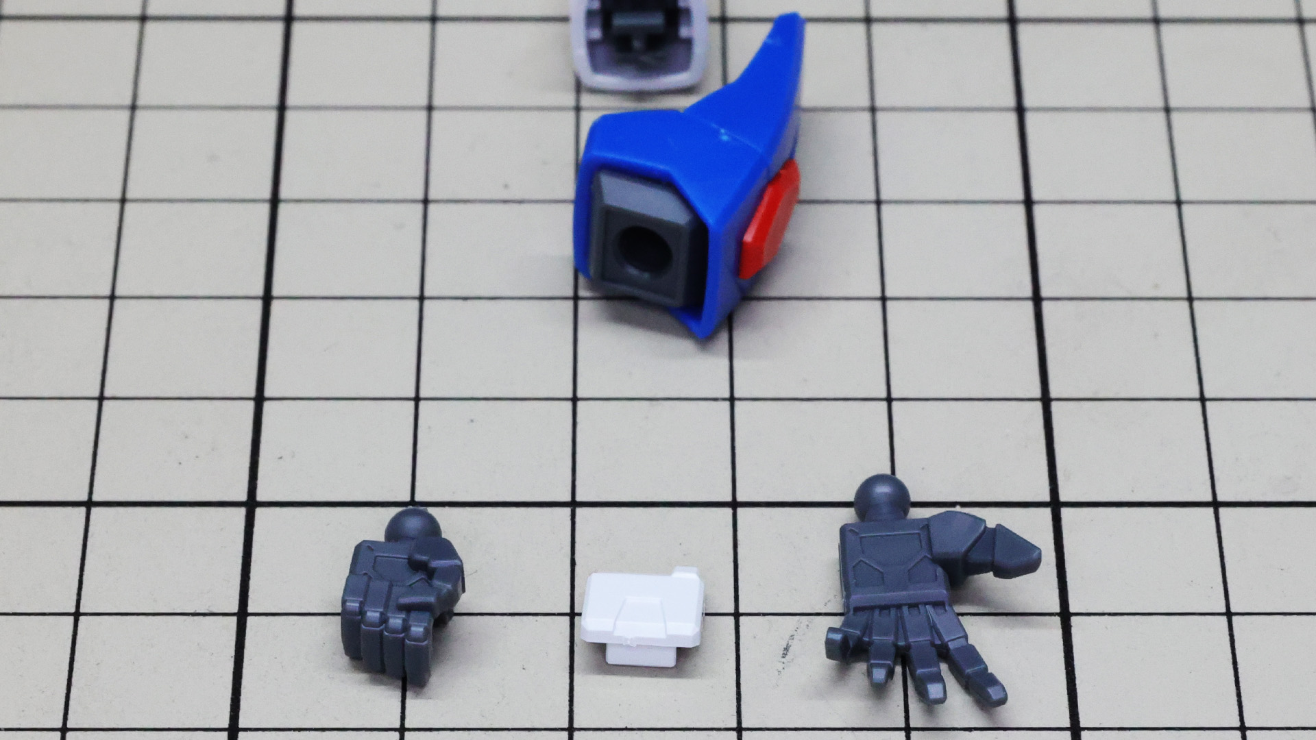 左手には握りこぶしと平手が用意され、ここでは握りこぶしに甲のパーツを組みます。右手は握りこぶしのみとなります