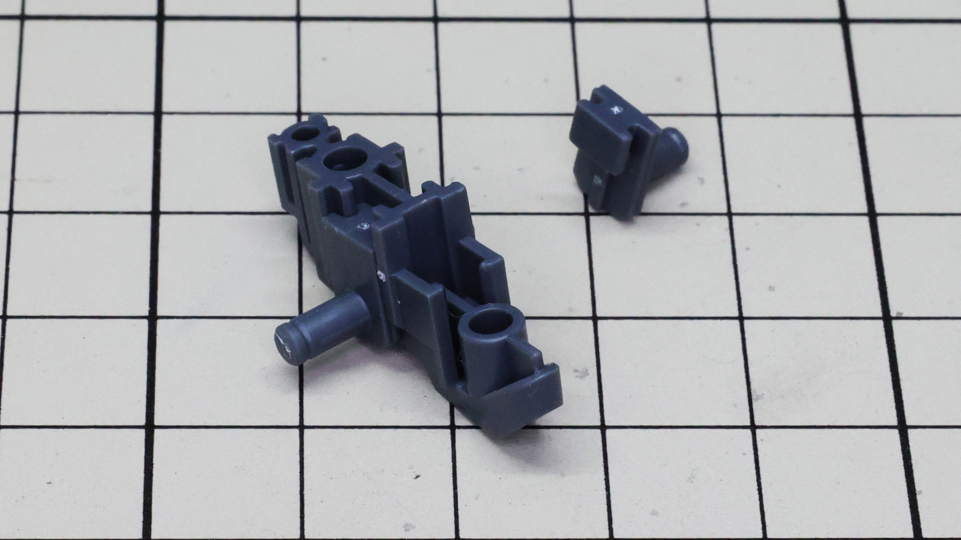 左右の股関節をコアになるメカフレームの上から入れ込みます