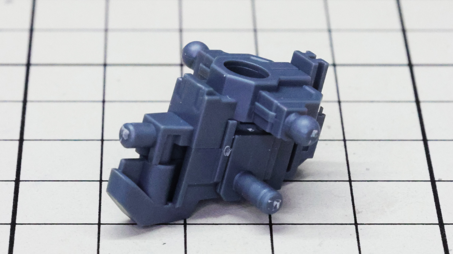 上半身との接続部にもなるメカフレームでフタします