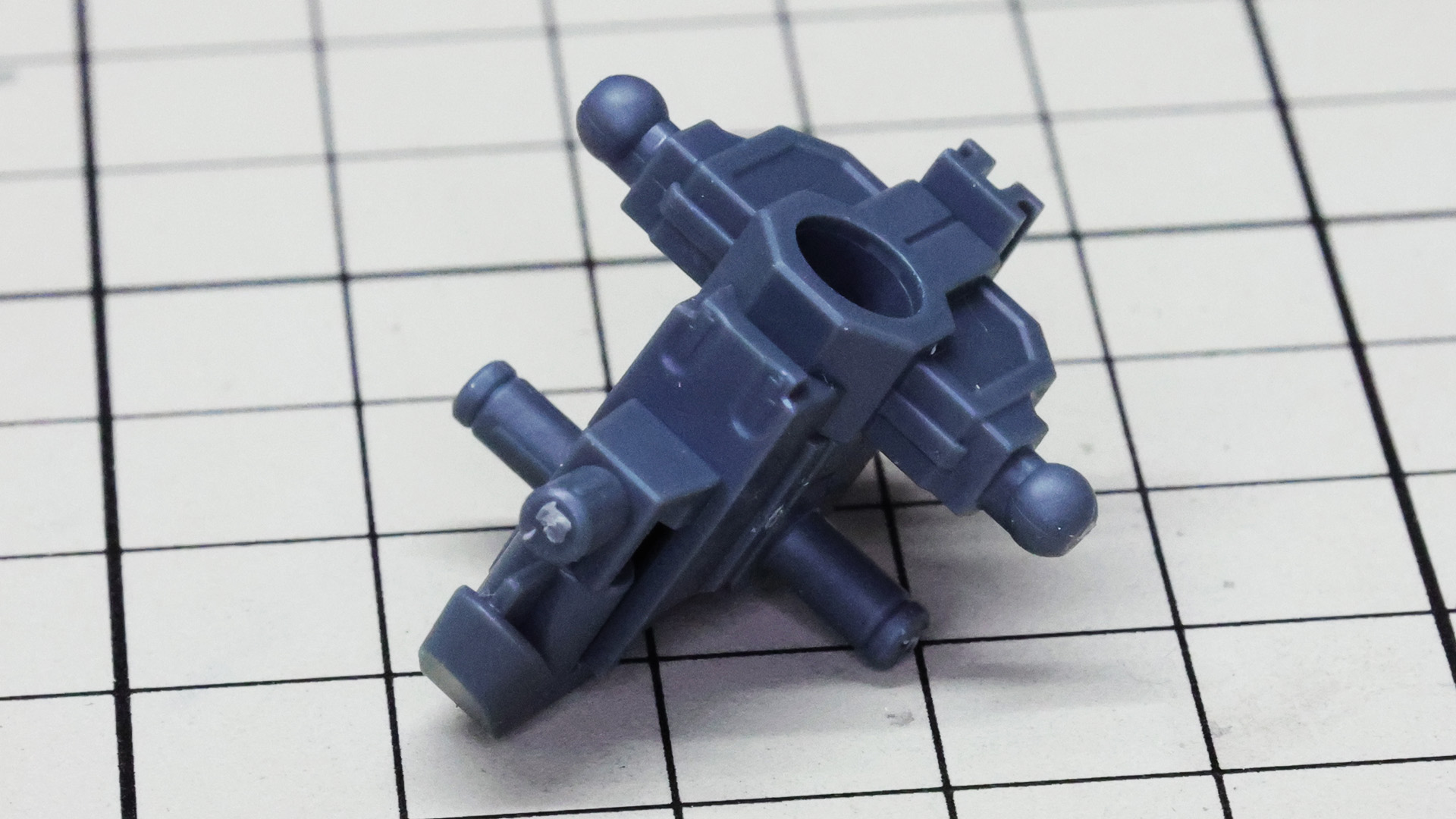 フロントアーマーは分割して左右独立可動にしました。下端のカラー分けもされています