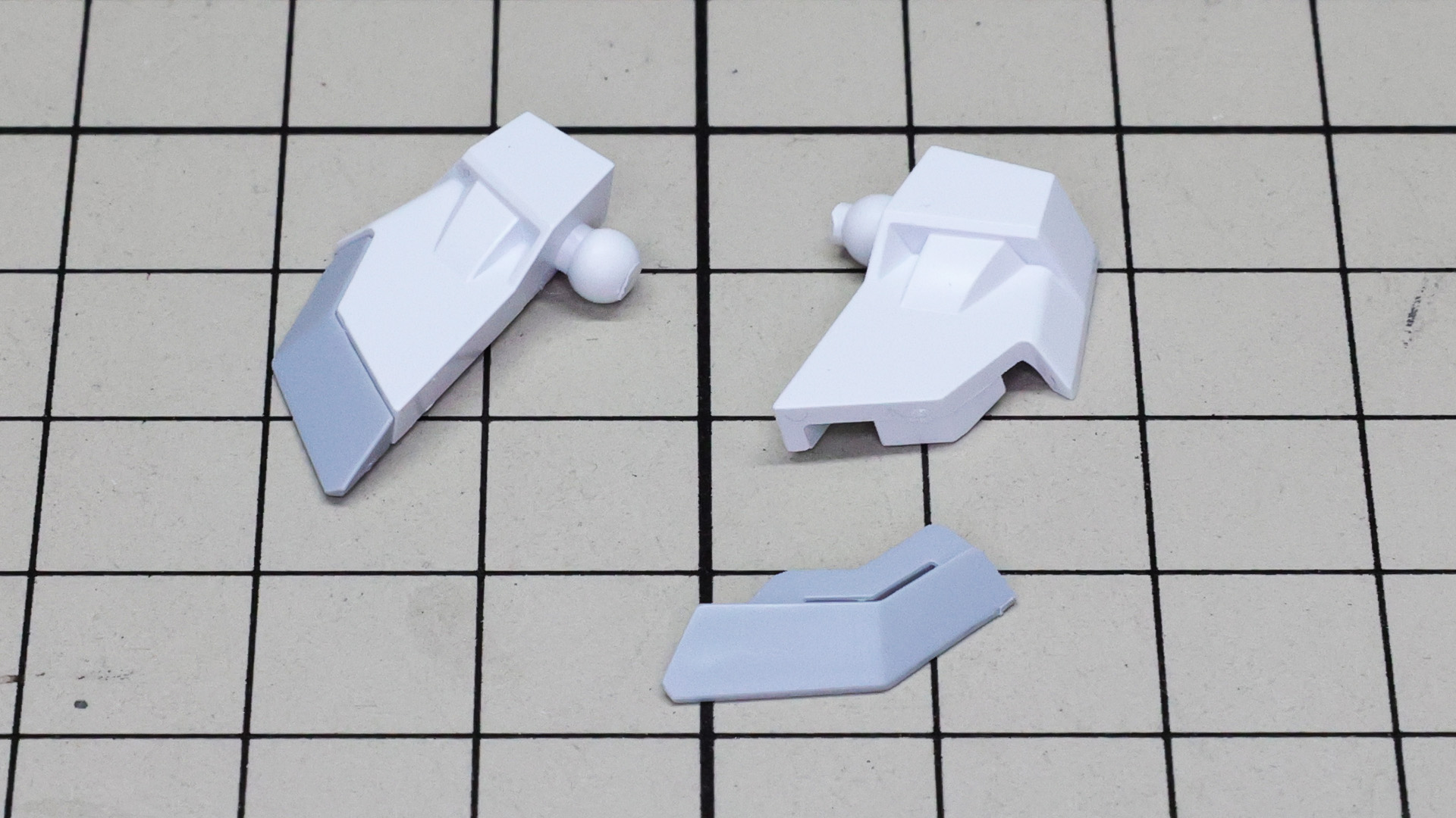 フロントアーマーは分割して左右独立可動にしました。下端のカラー分けもされています