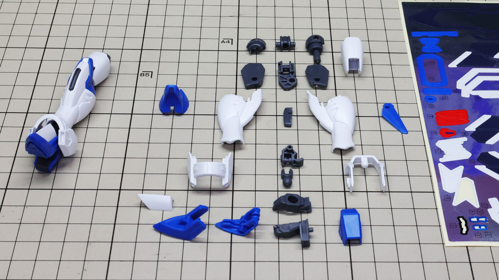 右脚は組みあがった状態です。左脚、右にある小さいウイングにシールを貼ります