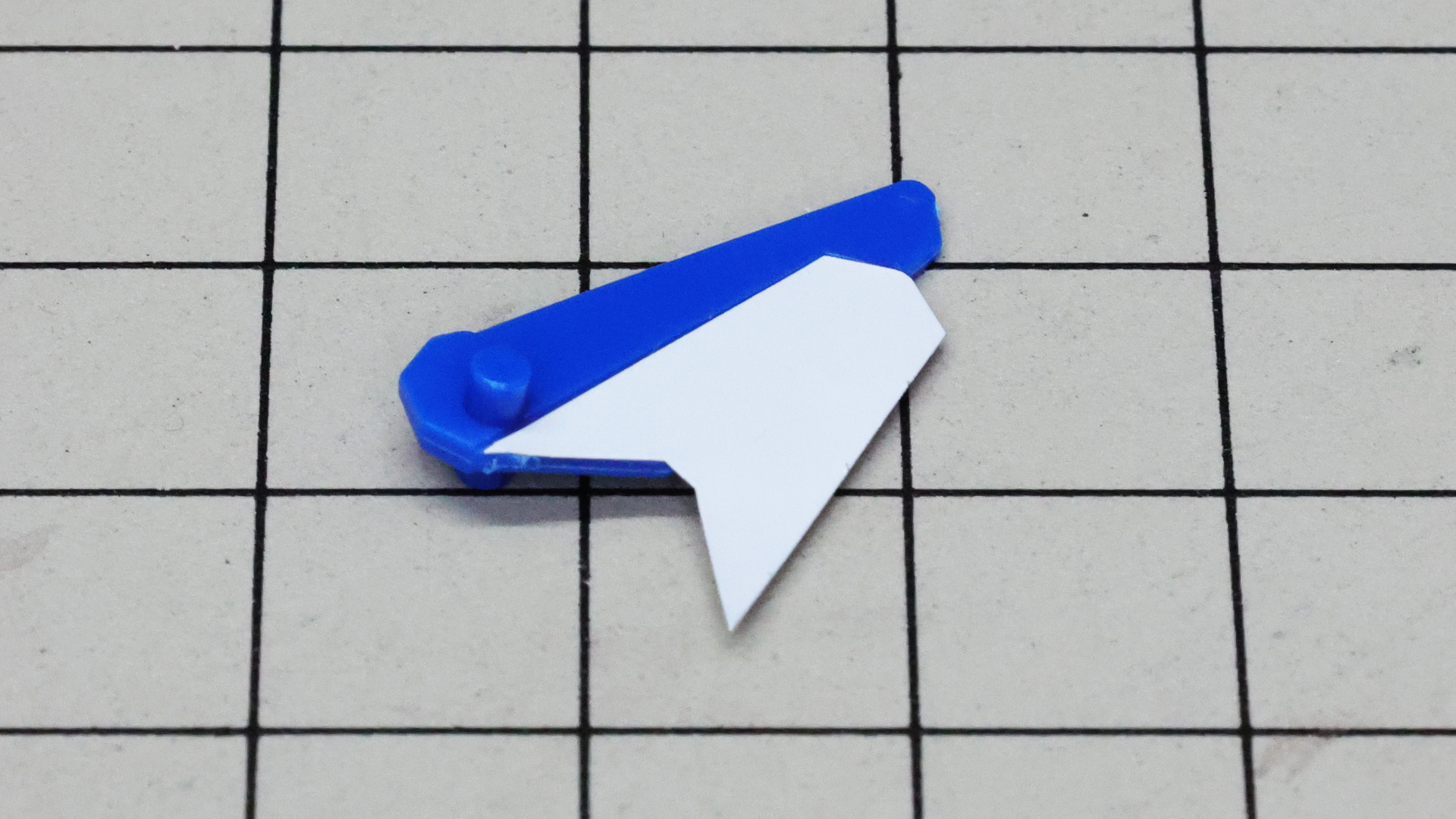 青いウイングに白のシールを巻いて貼りこみます。位置に注意です