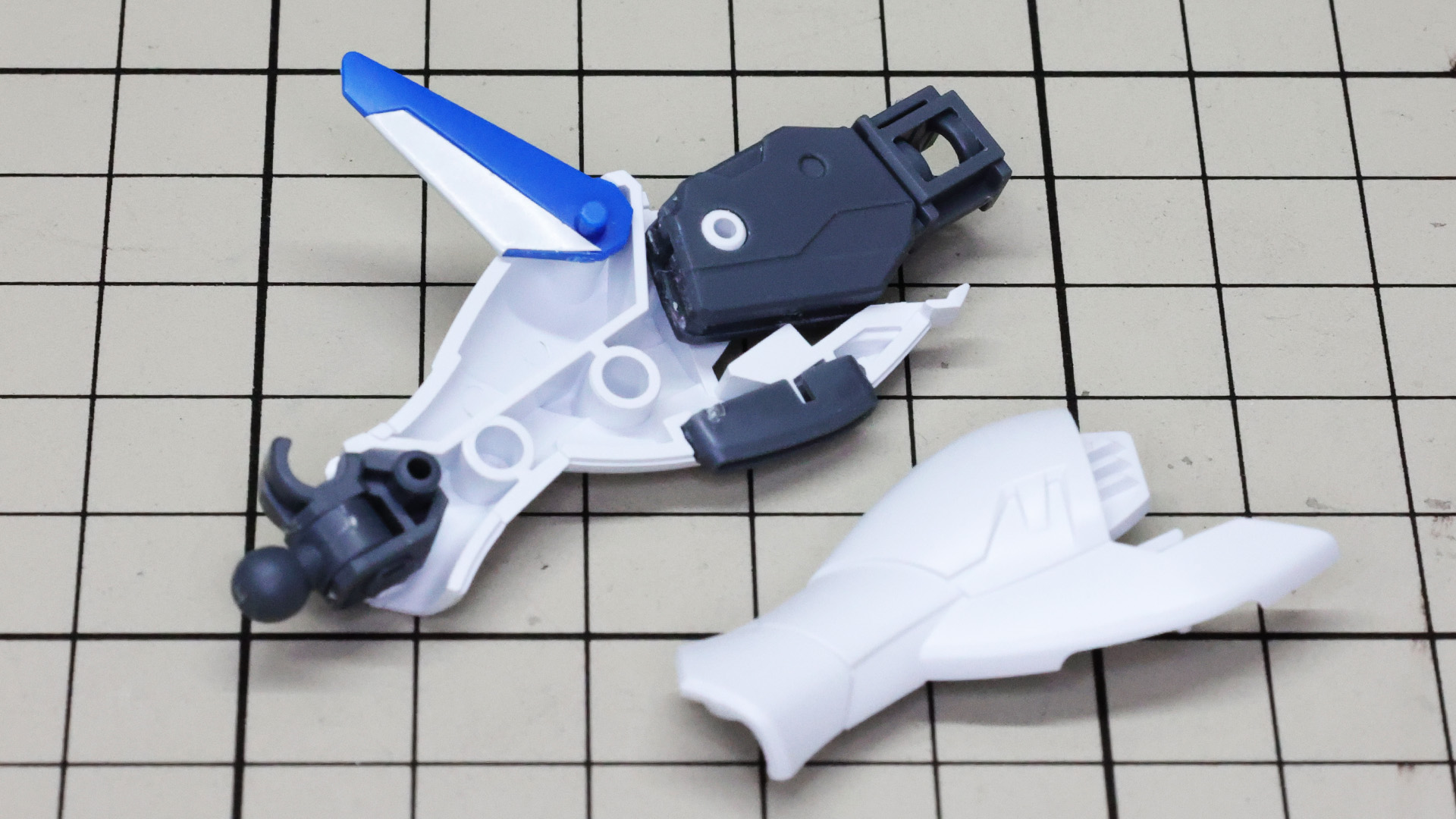 膝下の装甲パーツに膝関節、ウイング、膝アーマーのスラスター、足首のメカフレームを組み込みます