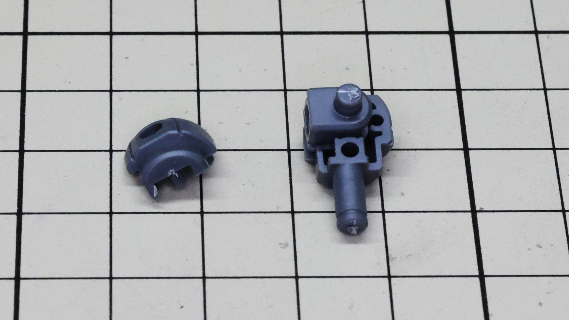 股関節接続メカフレームは中に可動パーツを組み込みます