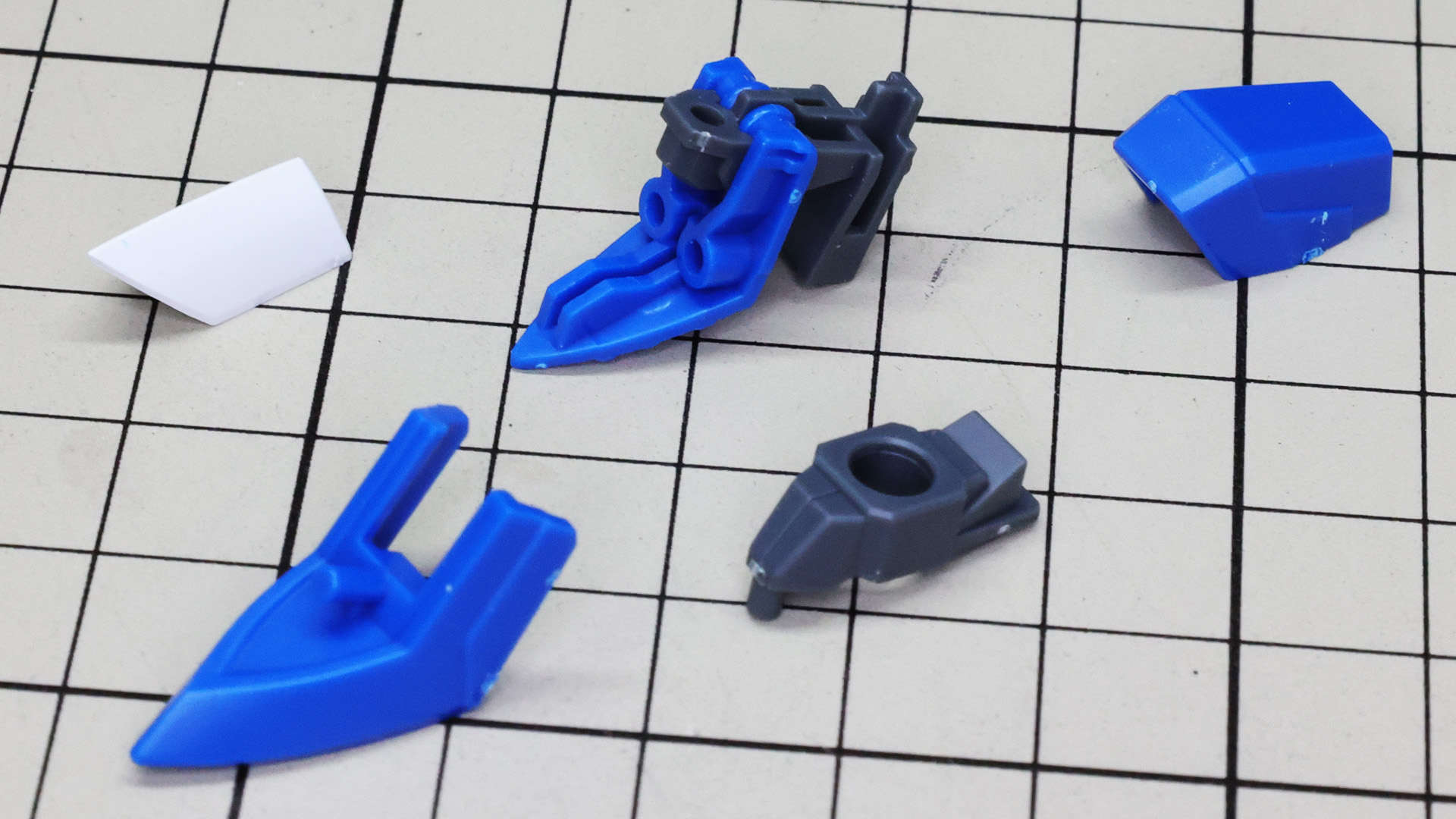 ソール部はメカフレームのコアに足先、かかとの装甲パーツを組み込みます