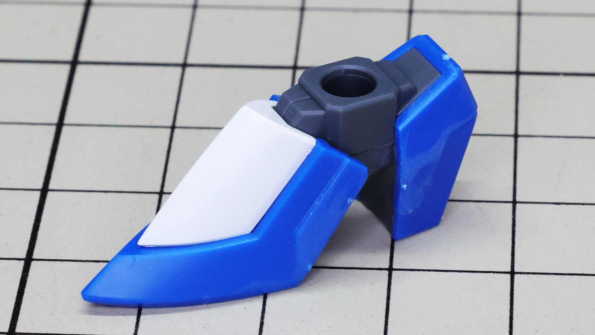 アンクルアーマーは後ろに接続基部があり、前後で挟み込む構造です