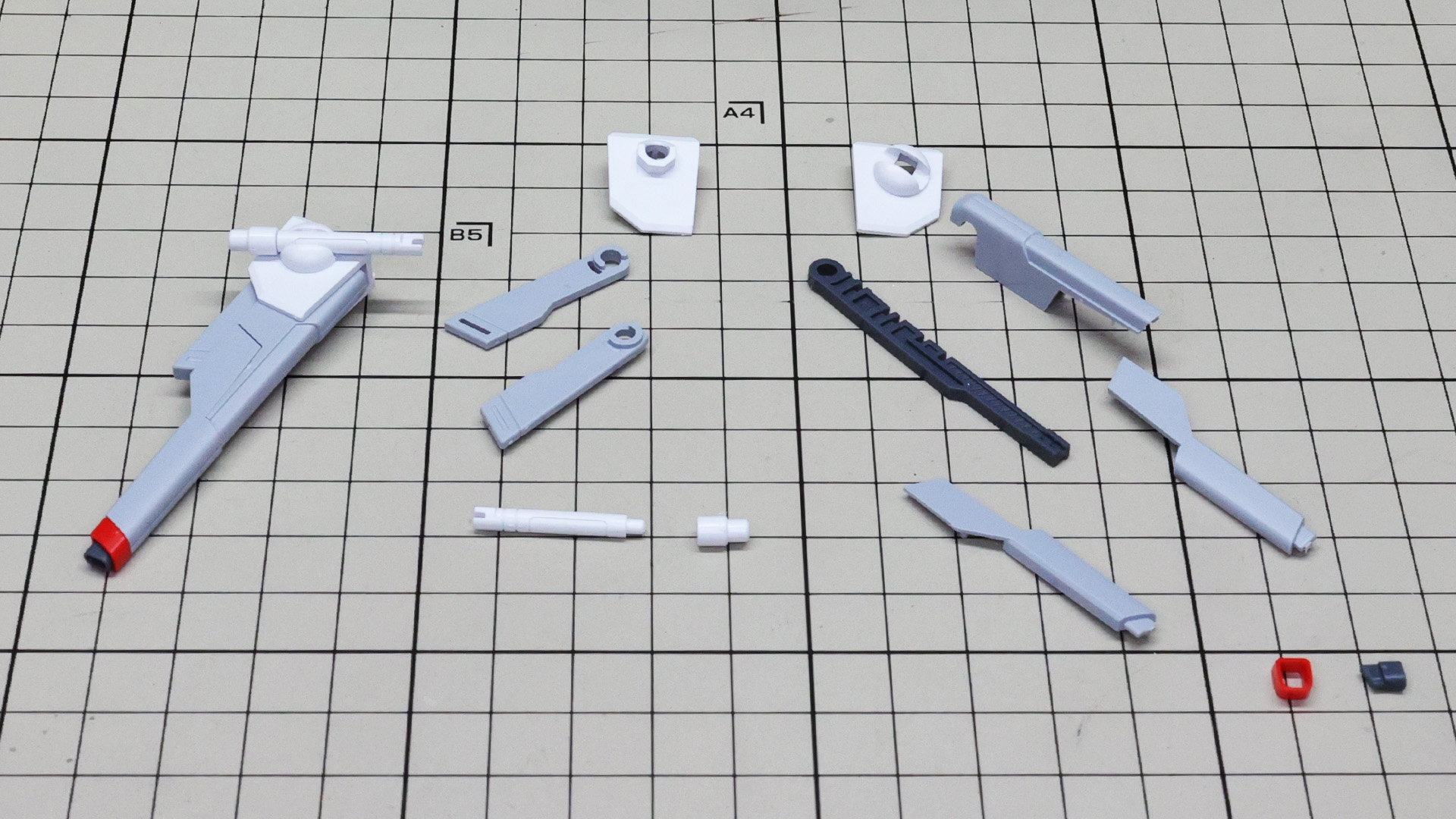 写真向かって左端が完成状態です。基本的に左右張り合わせ構造となっています