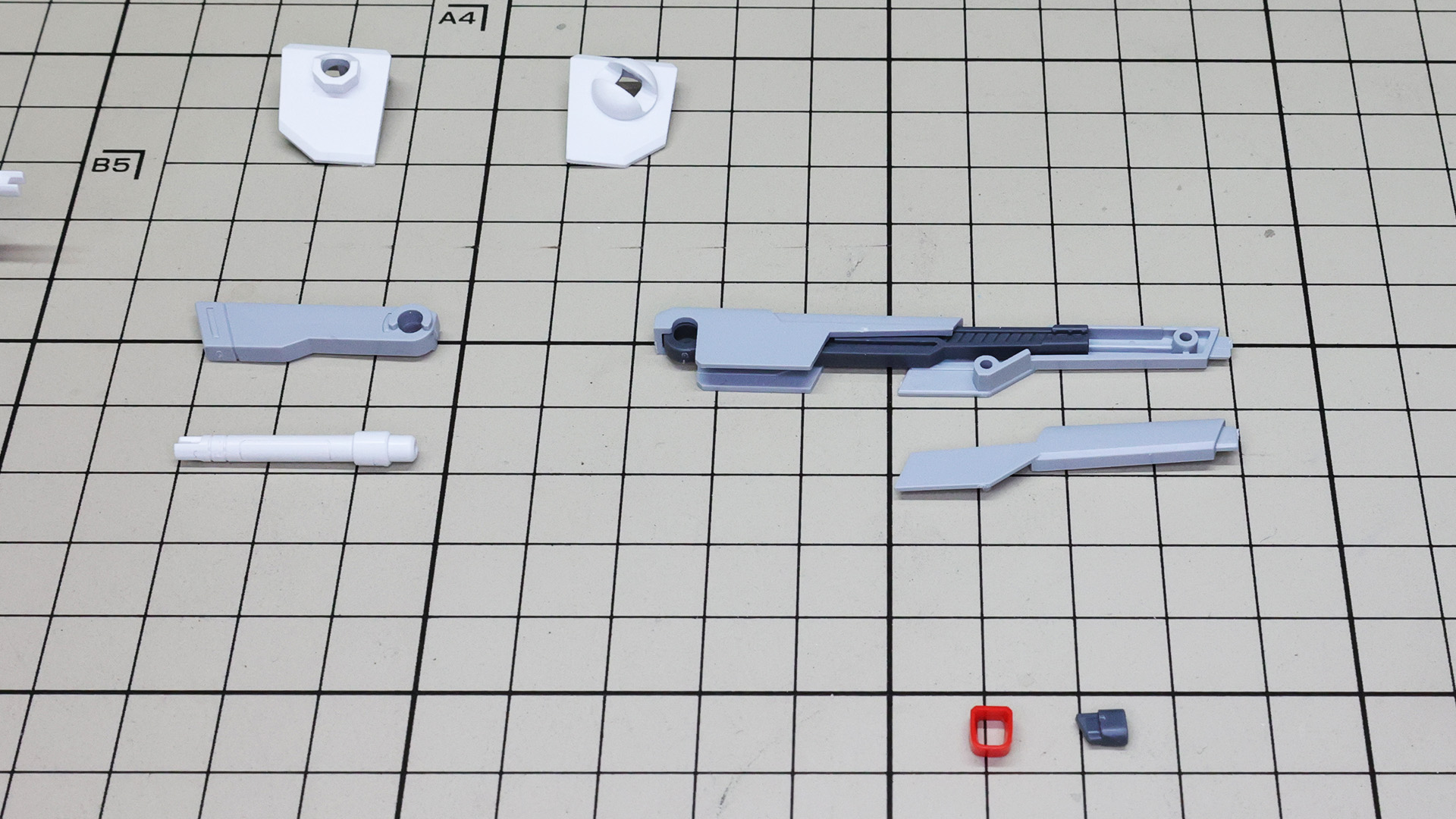 レールガン前部には伸縮機構を実現するフレームが内装されます