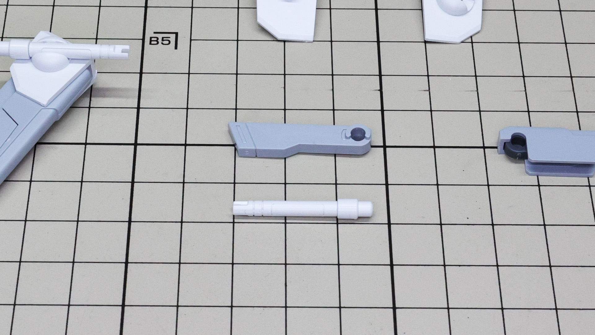 同時にビームサーベルの柄も組みます